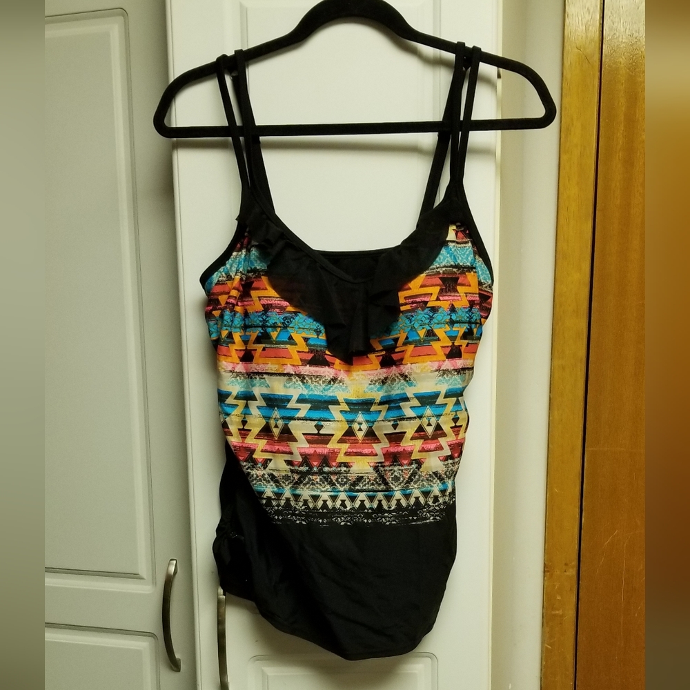 🌺👙Nygard Collection patterned tankini top with synched side tie, built in bra